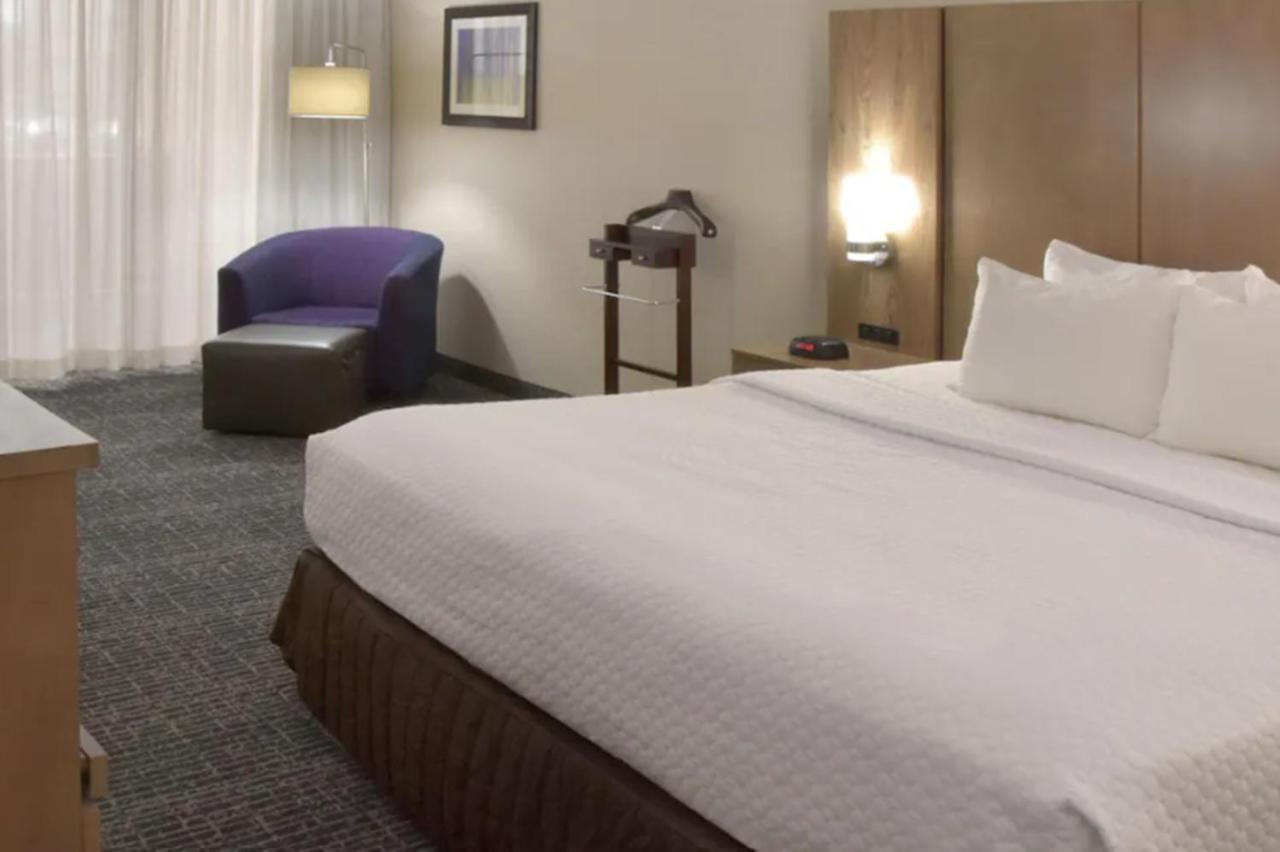 Crowne Plaza Cleveland Airport By Ihg Hotel Middleburg Heights Exterior photo