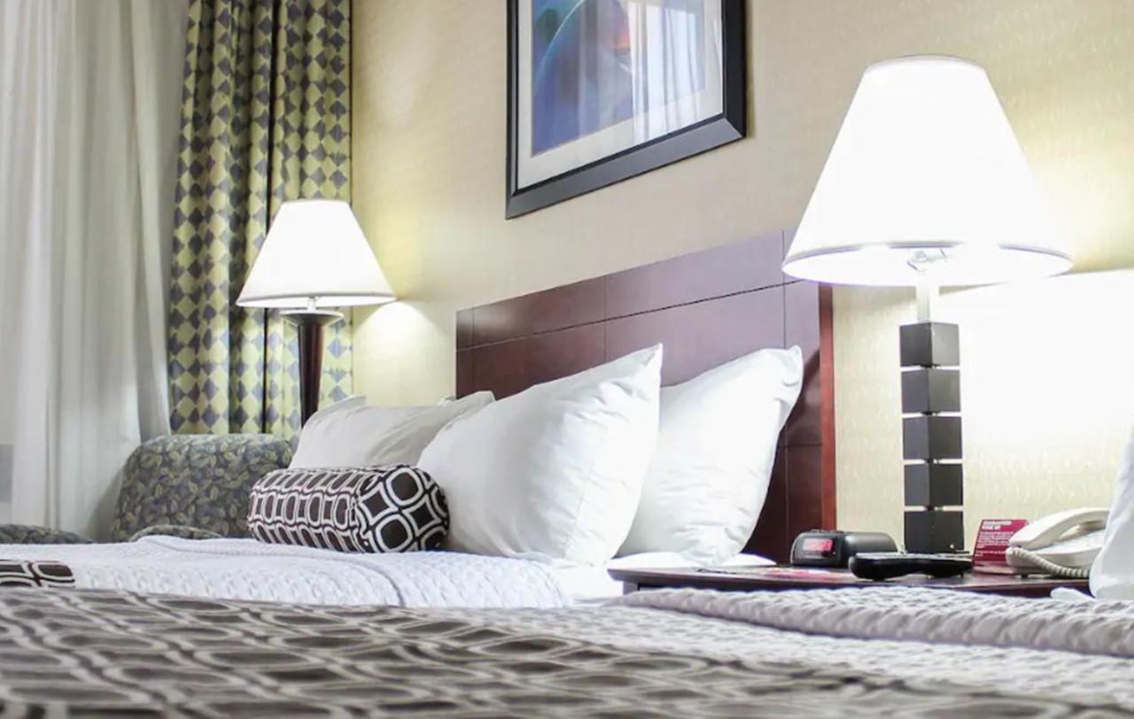 Crowne Plaza Cleveland Airport By Ihg Hotel Middleburg Heights Exterior photo
