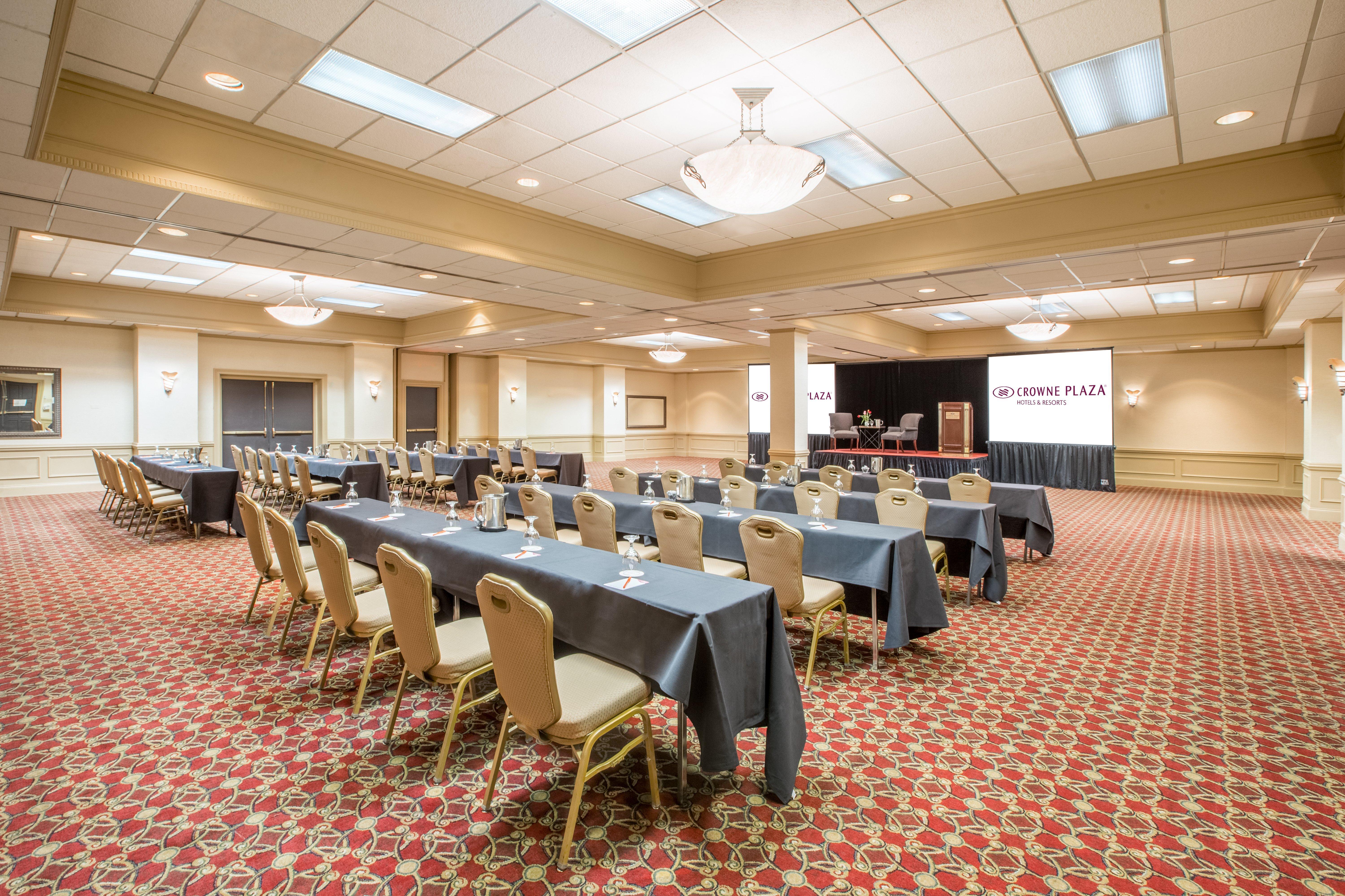 Crowne Plaza Cleveland Airport By Ihg Hotel Middleburg Heights Exterior photo