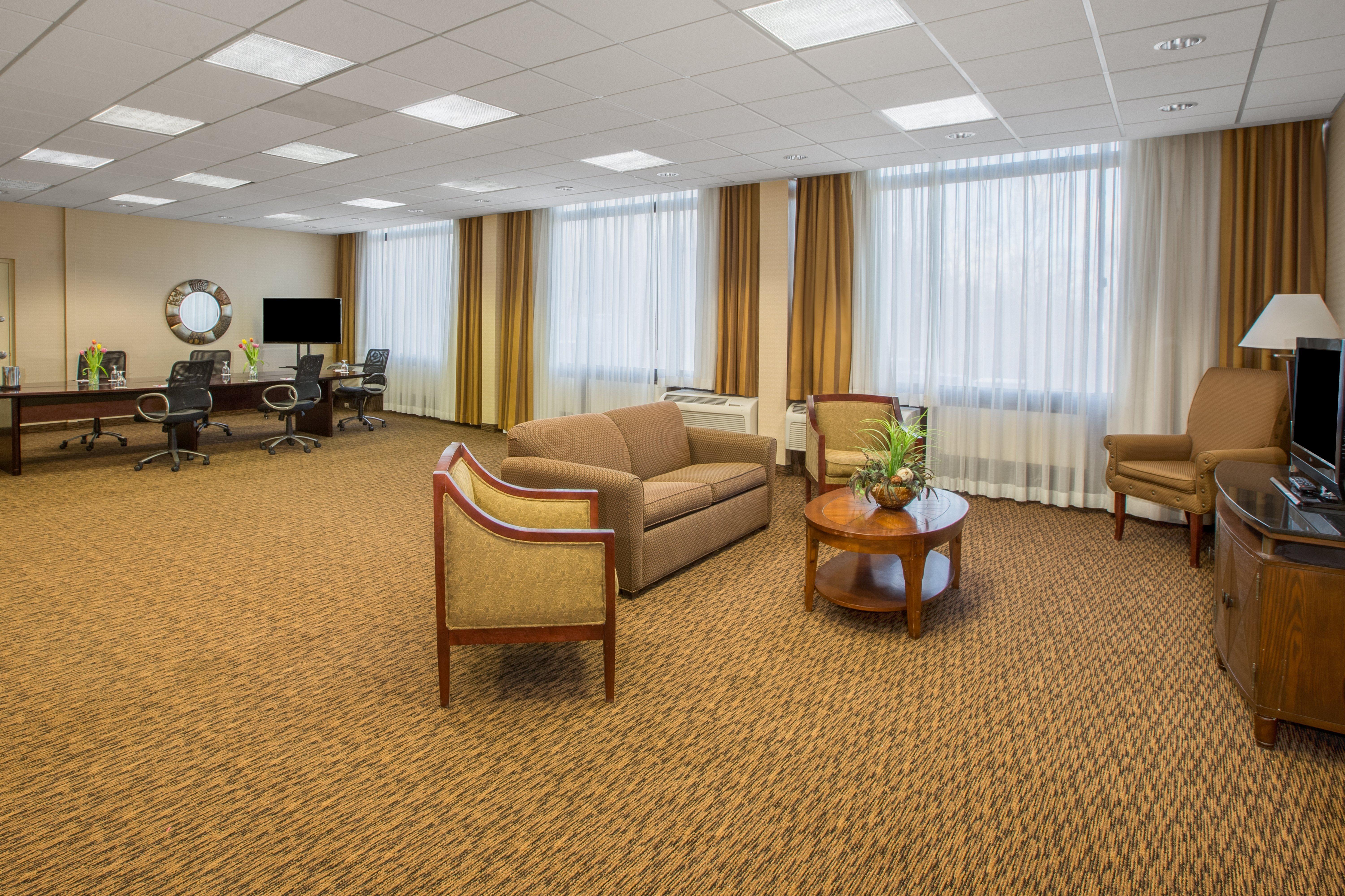 Crowne Plaza Cleveland Airport By Ihg Hotel Middleburg Heights Exterior photo